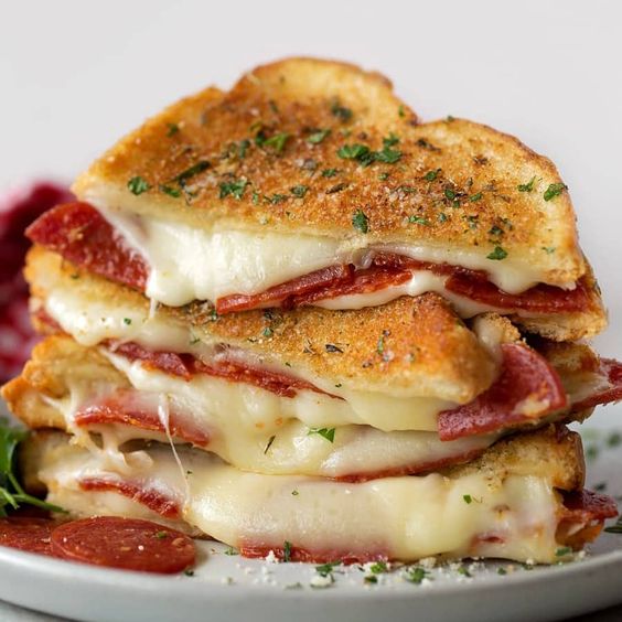 Peynirli Sosisli Tost