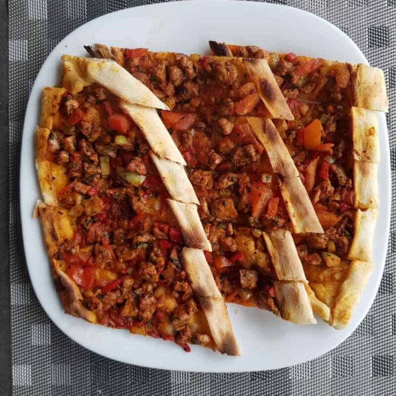 Kuşbaşı Etli Kaşarlı Pide