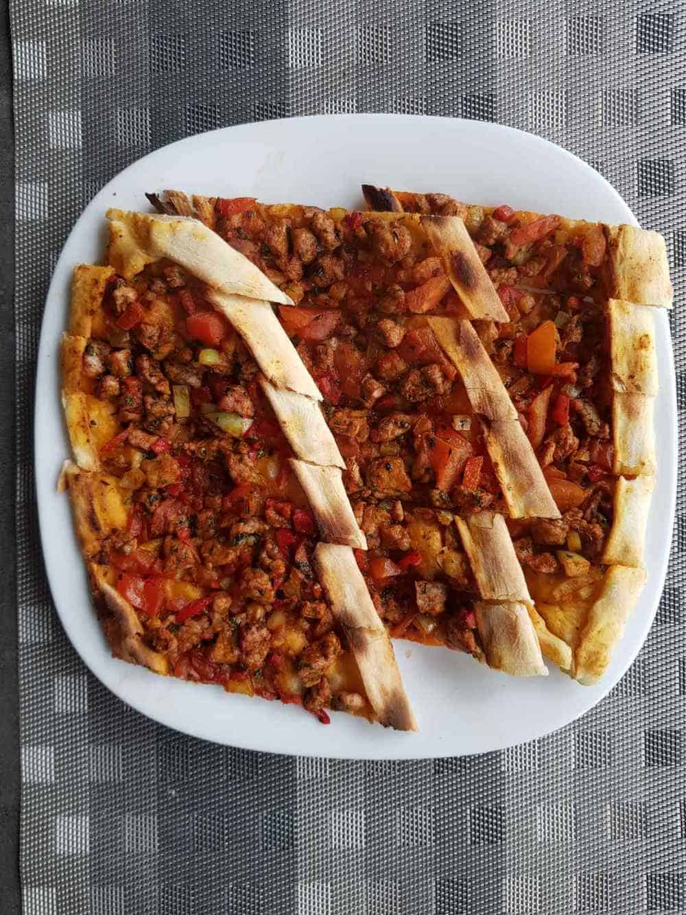 Kuşbaşı Etli Kaşarlı Pide