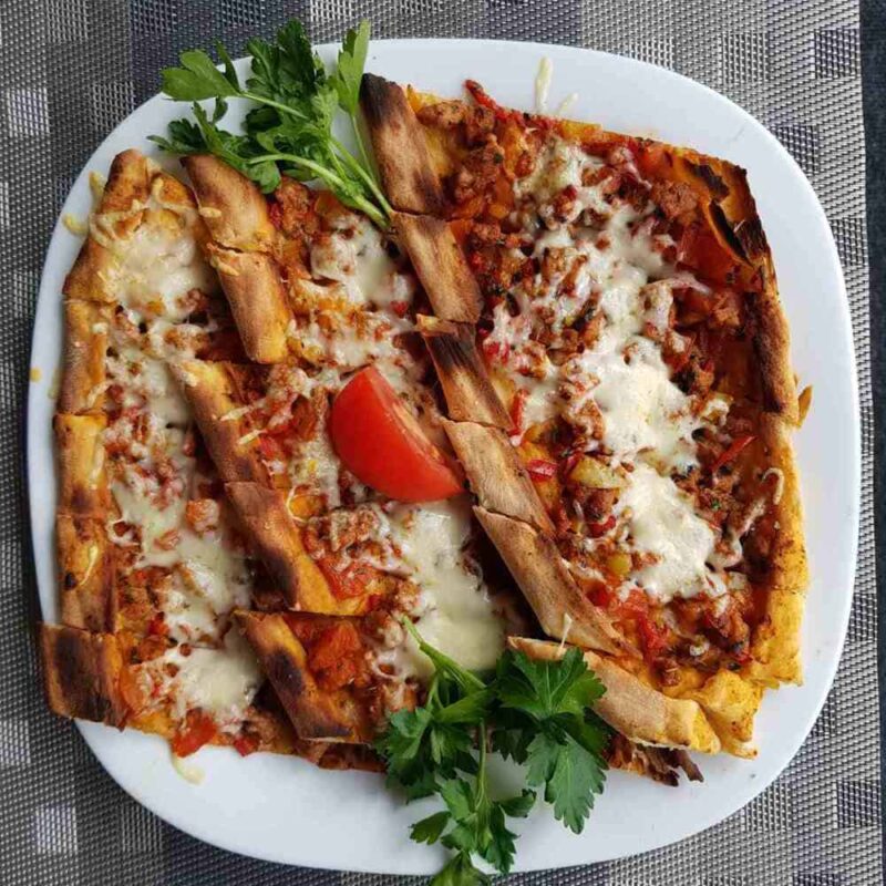 Kıymalı Kaşarlı Pide