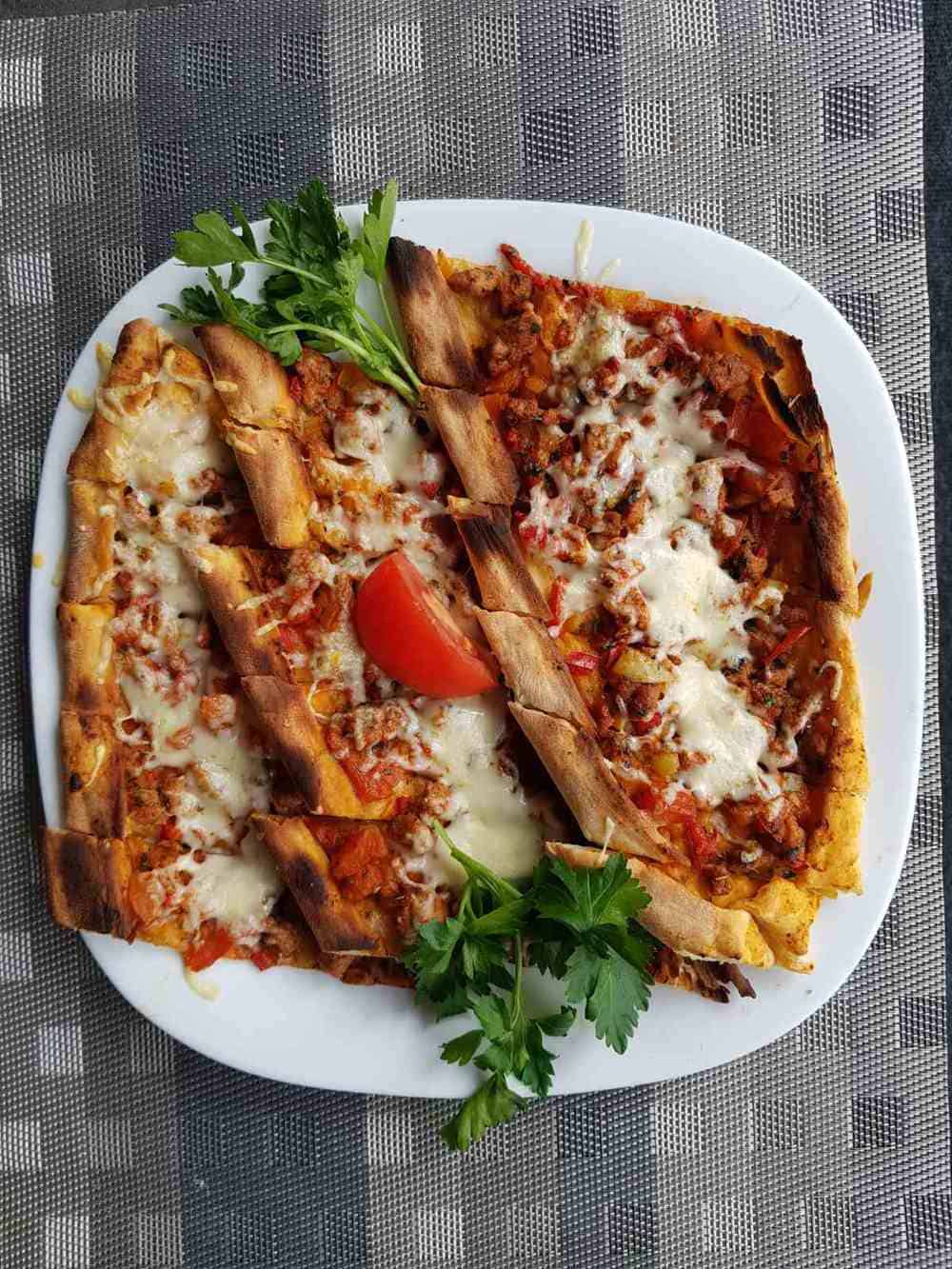 Kıymalı Kaşarlı Pide